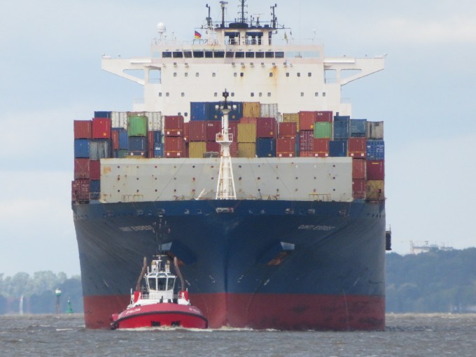 Containerschiff im Hafen Hamburg
